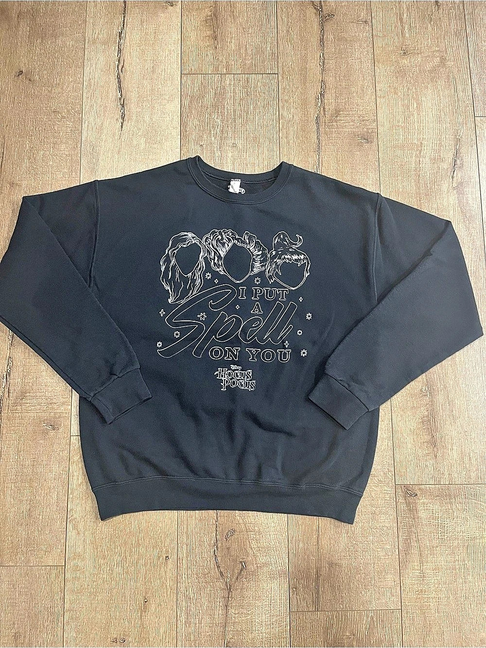 Disney “I Put a Spell on You” Hocus Pocus Crewneck Graphic Sweatshirt in Black